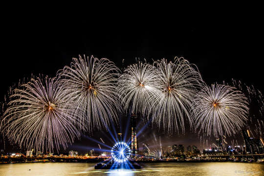 지난해 여의도 한강공원에서 열린 '2014 서울세계불꽃축제' 모습. <한화그룹 제공>